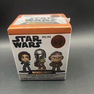 Star Wars Mandalorian Mystery Mini Figure - Black, Gray, Green